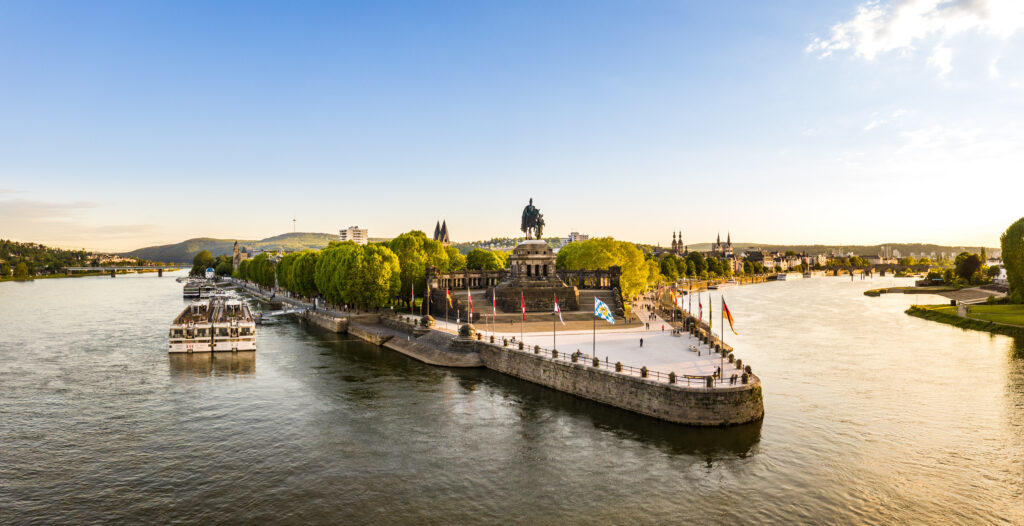 Goldener Herbst auf dem Wasser